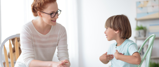 Enfant parle avec sa maman